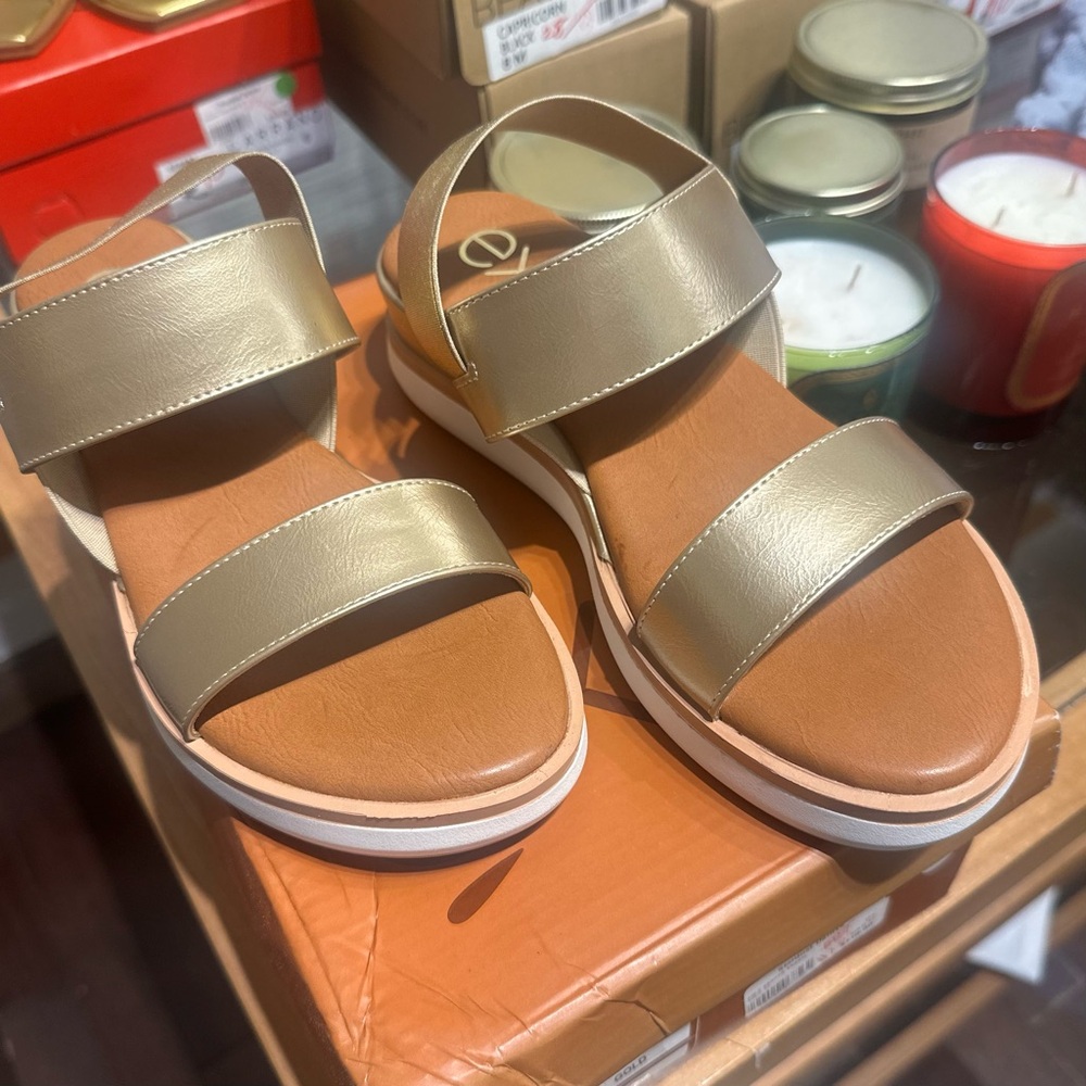 ✨ Exé “Amanda” Gold Banded Sandal ✨
Size 37 (U.S. 7) | New in Box - Picture 2 of 5